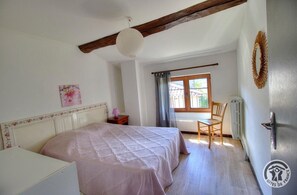 Lit de bébé portatif, accès au Wi-Fi (inclus), literie fournie