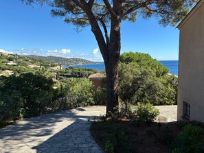 Property grounds - Villa with sea view, large swimming pool, walking distance to the beach, fully air-conditioned (Sainte-Maxime)