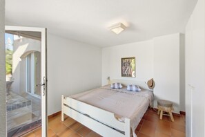 5 chambres, fer et planche à repasser, lit de bébé portatif, Wi-Fi