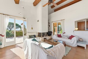 TV - Villa with sea view, large swimming pool, walking distance to the beach, fully air-conditioned (Sainte-Maxime)
