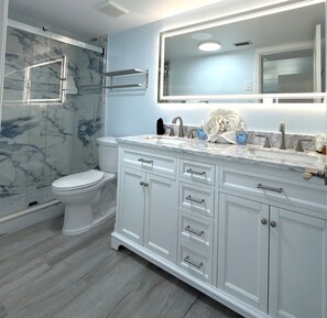 Shower, towels - Gateway Villas #496 "Island Oasis" 2 Bedroom Beachfront (Fort Myers Beach)