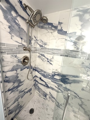Shower, towels - Gateway Villas #496 "Island Oasis" 2 Bedroom Beachfront (Fort Myers Beach)