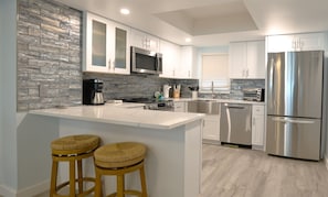 Fridge, microwave, oven, stovetop - Gateway Villas #496 "Island Oasis" 2 Bedroom Beachfront (Fort Myers Beach)