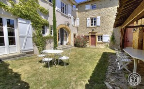 Outdoor dining - La Grande Maison sur la Colline - Boistrolles (VAL D'OINGT)