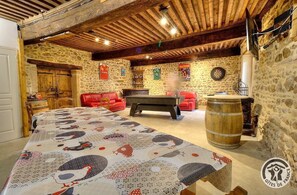 Interior - The 5 Feet of Vine (EMERINGES)