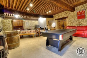 Interior - The 5 Feet of Vine (EMERINGES)