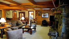 Smart TV - Tom Miner Yellowstone Lodge, minutes from Yellowstone Park. (Emigrant)