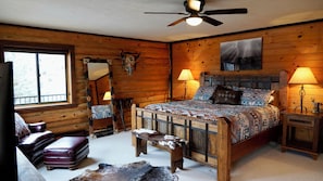 Room - Tom Miner Yellowstone Lodge, minutes from Yellowstone Park. (Emigrant)