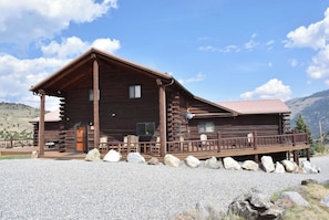 Exterior - Tom Miner Yellowstone Lodge, minutes from Yellowstone Park. (Emigrant)