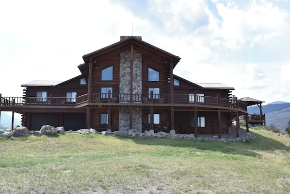 Exterior - Tom Miner Yellowstone Lodge, minutes from Yellowstone Park. (Emigrant)