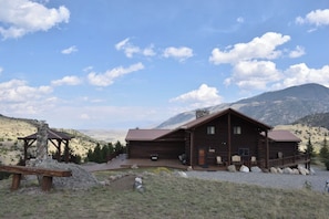 Exterior - Tom Miner Yellowstone Lodge, minutes from Yellowstone Park. (Emigrant)