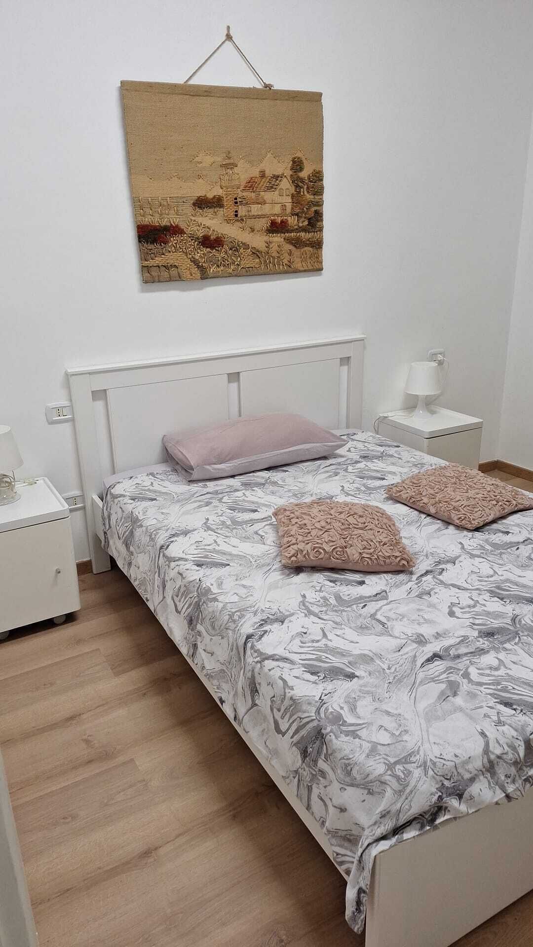 Een strijkplank/strijkijzer, internet, beddengoed