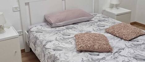 Een strijkplank/strijkijzer, internet, beddengoed