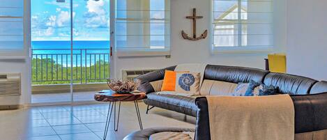 Leilighet, balkong, havutsikt | Oppholdsområde