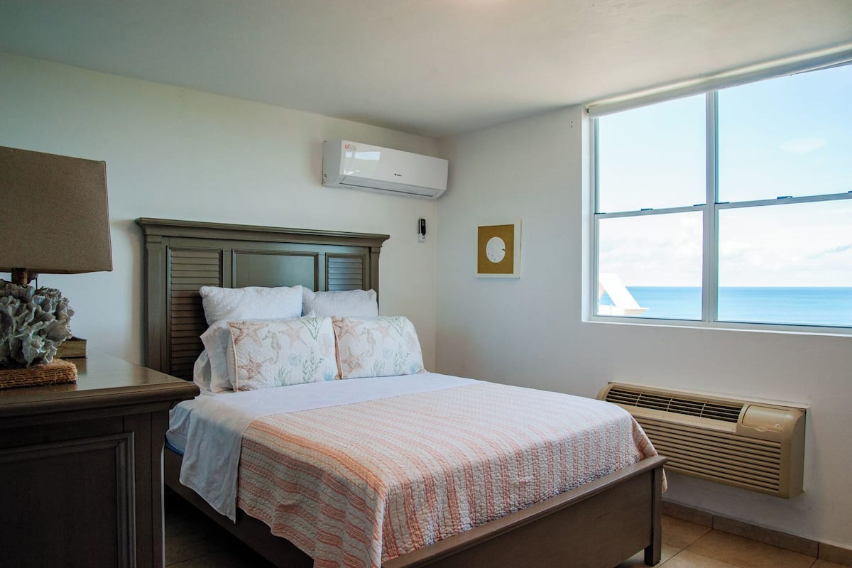 Apartemen, balkon, pemandangan samudra | Setrika/meja setrika dan Wi-Fi gratis