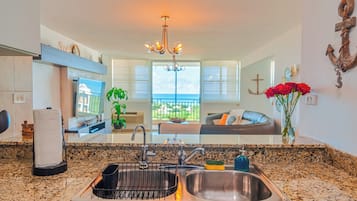 公寓, 阳台, 海洋景观 | 私人厨房 | 大冰箱、微波炉、烤箱、炉灶