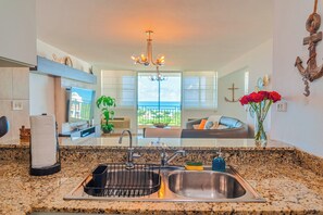 Apartemen, balkon, pemandangan samudra | Dapur pribadi | Lemari es besar, microwave, oven, dan kompor