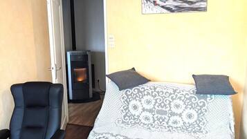 2 slaapkamers, een strijkplank/strijkijzer, reisbedje, gratis wifi