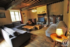 TV, ping pong - Gîte Maison de Famille (LES HALLES)