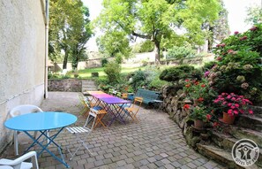 Outdoor dining - Gîte Maison de Famille (LES HALLES)