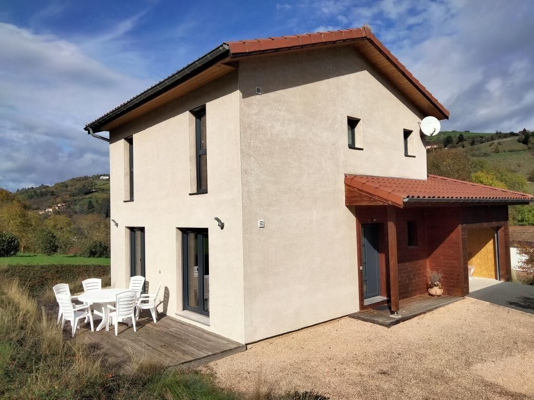 Eco-Gîte "La Greffière" dans une maison indépendante à Saint-Clément-sur-Valsonne, en Haut Beaujolais dans le RHONE : la maison et espaces extérieurs.