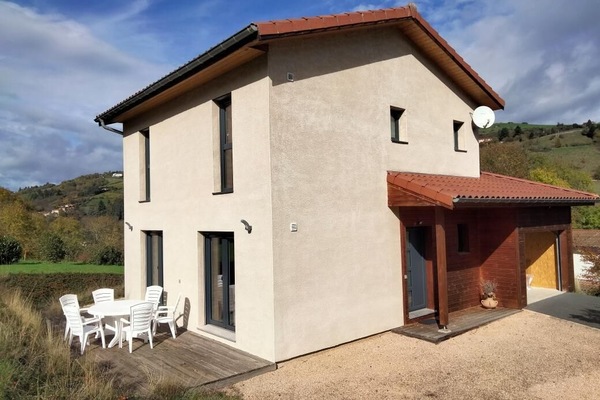 Eco-Gîte "La Greffière" dans une maison indépendante à Saint-Clément-sur-Valsonne, en Haut Beaujolais dans le RHONE : la maison et espaces extérieurs.