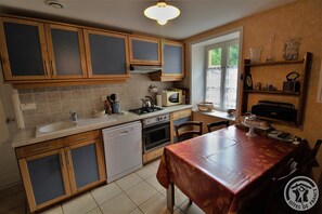 Fridge, microwave - Moulin La Chavanne - POULE-LES-ECHARMEAUX (POULE-LES-ECHARMEAUX)