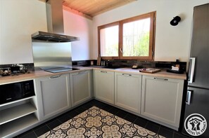 Coffee/tea maker, fridge, microwave, oven - Le Petit Gîte de Fabienne et Raphaël (BRINDAS)