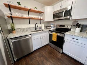 Fridge, microwave, oven, stovetop - #719 Cozy Midtown Reno Retreat (Reno)