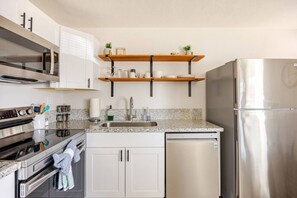 Fridge, microwave, oven, stovetop - #721 Cozy Midtown Reno Hideaway (Reno)