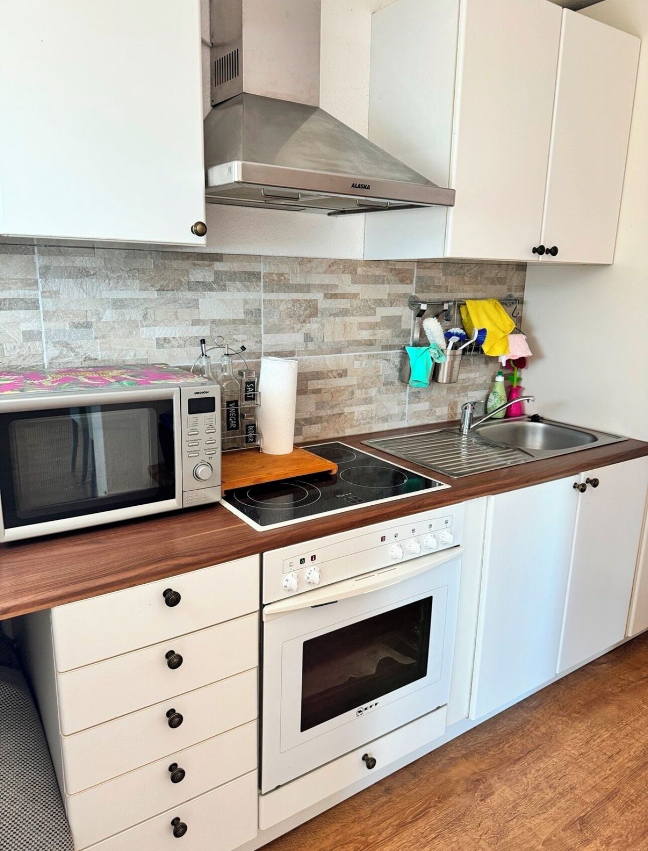 Réfrigérateur, micro-ondes, four, plaque de cuisson