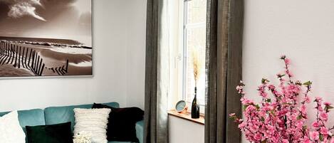 Una Smart TV, libros, un reproductor estéreo