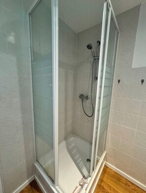 Dusche, Haartrockner, Handtücher, Seife
