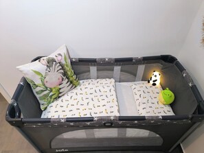 3 habitaciones, tabla de planchar con plancha, cuna de viaje y wifi 