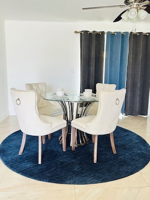Dining - Discovery Cove with four bedrooms and two bathrooms (Sarasota)