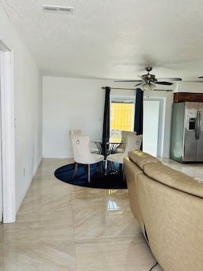 Interior - Discovery Cove with four bedrooms and two bathrooms (Sarasota)