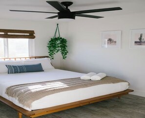 2 bedrooms, iron/ironing board, WiFi, bed sheets - Hi Desert Onyx - Desert Escape - Spa, Cowboy Pool & Stargazing Deck (Yucca Valley)