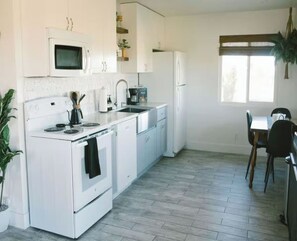 Private kitchen - Hi Desert Onyx - Desert Escape - Spa, Cowboy Pool & Stargazing Deck (Yucca Valley)