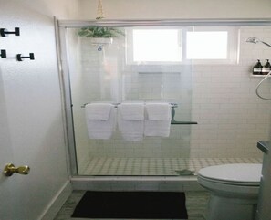 Shower, hair dryer, towels, soap - Hi Desert Onyx - Desert Escape - Spa, Cowboy Pool & Stargazing Deck (Yucca Valley)