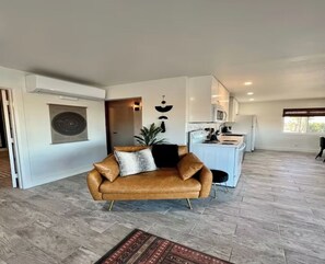 Living area - Hi Desert Onyx - Desert Escape - Spa, Cowboy Pool & Stargazing Deck (Yucca Valley)