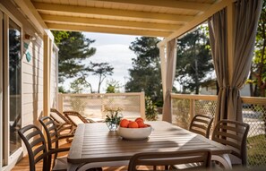 Outdoor dining - Amazing (sta)caravan in Banjol (Banjol)