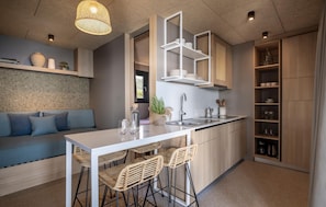 Wasserkocher mit Kaffee-/Teezubehör, Kühlschrank, Mikrowelle, Herdplatte