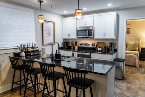 King BR w Abundant Free On-Site Parking - Quiet & Private
