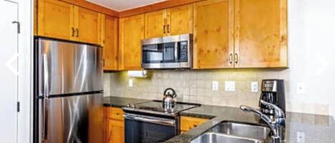 Mikrobølgeovn, ovn, kokeplater og oppvaskmaskin