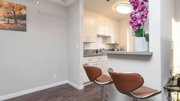 KĂŒhlschrank, Mikrowelle, Ofen, Herdplatte