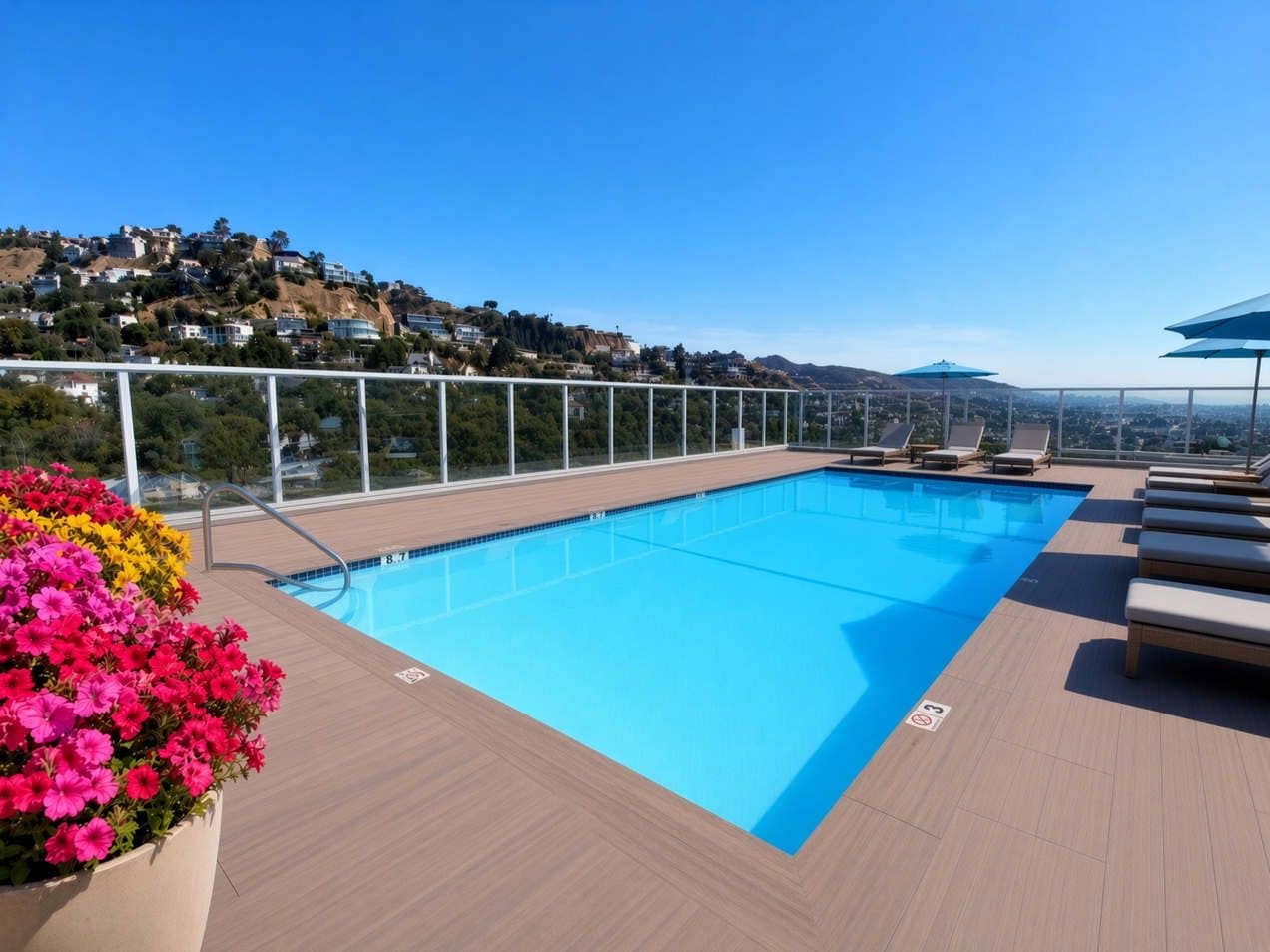 Piscina no terraço com vista desobstruída para uma encosta.