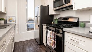 Coffee/tea maker, fridge, microwave, oven - Hollywood 2BR Apt with Rooftop Pool & Cityscape (Los Angeles)