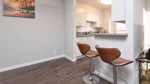 Coffee/tea maker, fridge, microwave, oven - Hollywood 2BR Apt with Rooftop Pool & Cityscape (Los Angeles)