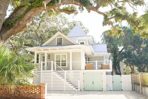 Exterior - Summer Special! Beach House w Pool Steps from pier (St Simons Island)