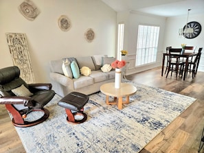 Smart TV - Luxuxy lake Conroe Home, Gated Community, Immaculate and clean, 3 bed retreat. (Montgomery)